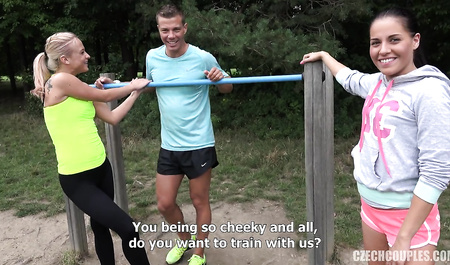 布拉格小伙勾引美女在大自然中进行粗暴性爱