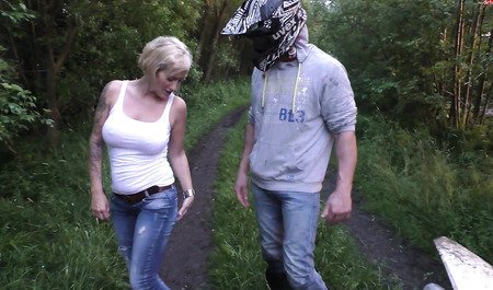 来自柏林的摩托车手在城外的丰满情妇屁股里射精