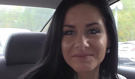 这些家伙说服一个性感的黑发女郎在她的公寓里发生性关系