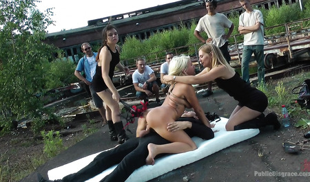 金发女郎与两个女友在户外享受 BDSM 乐趣