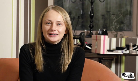 俄罗斯女孩在色情工作室被经纪人干屁眼