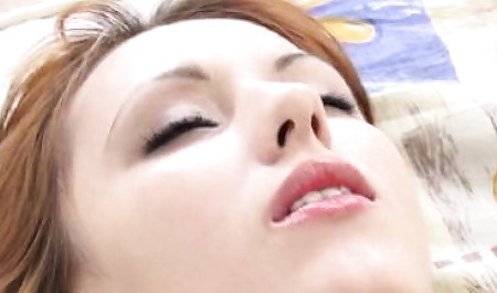 与瘦弱的俄罗斯女孩进行家庭性爱