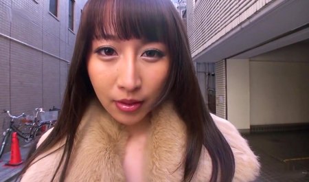 迷人的亚洲人在街上吮吸一个男人的鸡巴，并以狗爬式进行性交