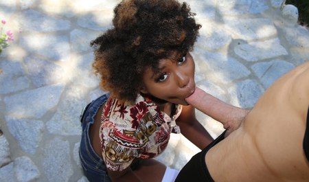 深色皮肤的混血女孩与大阴茎高个子男人做爱