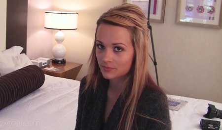 19 岁的年轻大学生在试镜中被她的经纪人男友干遍了所有洞