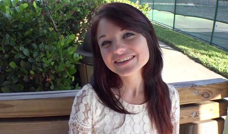 这个淘气的女孩没有去见她的男朋友，而是和一个有射精的搭讪艺术家发生了性关系