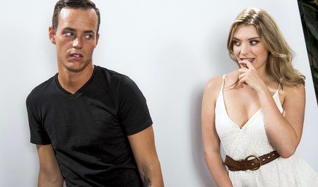 邀请女孩来拍照，并在拍摄期间操她