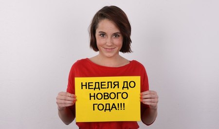 捷克学生在试镜时吸吮经纪人的鸡巴并在沙发上以狗爬式被干