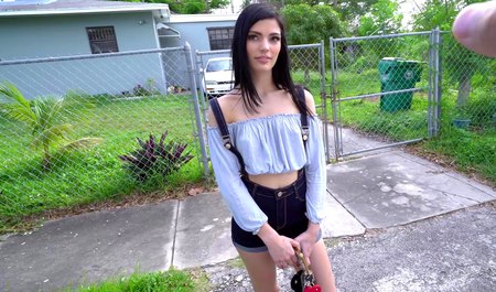 这位搭讪艺术家带着他的女朋友坐了一辆小巴，并在车里以狗爬式操她