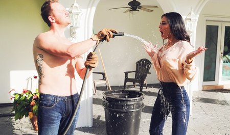 丰满宝贝来到园丁身边，让一根火热的鸡巴以狗爬式插入她的小穴