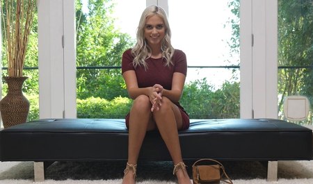 金发女郎和黑人男子在家中进行跨种族性行为