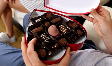 2月14日正确地祝贺了一位金发女郎