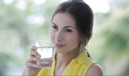 用舌头舔女友的阴部