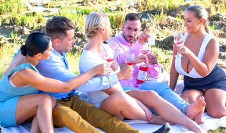 两男三女在大自然中疯狂狂欢