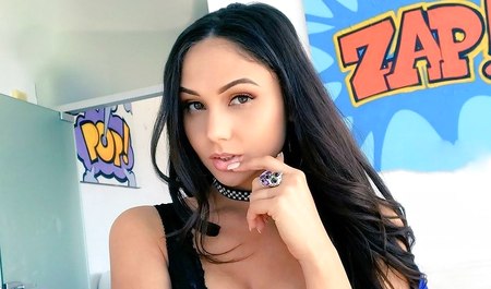 黑发女孩用肛交取悦她的情人