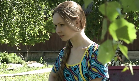 裸体金发女郎摆姿势