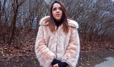 搭讪艺术家在最近的入口处与来自阿姆斯特丹的小妞发生性关系以赚钱