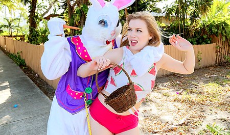 男孩保护女孩免受兔子袭击，并高兴地烤了女孩