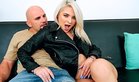 大胸金发女郎在第一次约会时引诱大个子男人发生性关系