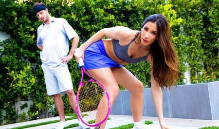 年轻女子邀请男子打网球，但与他发生性关系