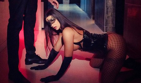 丰满的女友在晚上以 BDSM 的最佳传统挤压一个男人