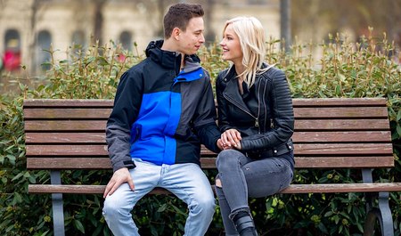 男孩邀请女孩回家，并用精液干她