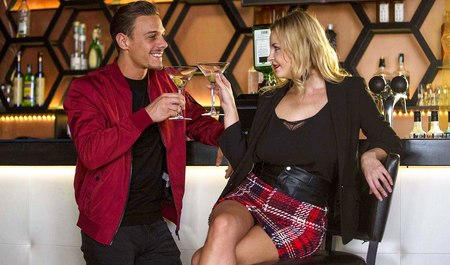 圣彼得堡的金发女郎在酒吧勾搭了一个外国人，并在他房间里狠狠地操了他