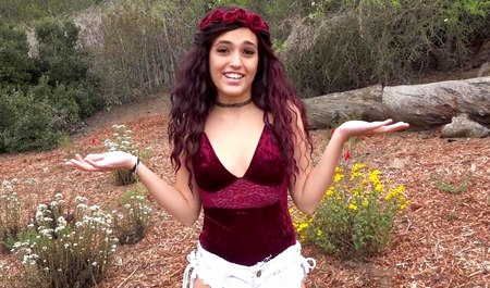 一个男人在户外和家里操他的女朋友