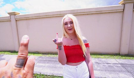 他们在小巴上烤焦并殴打了一位美丽的金发女郎