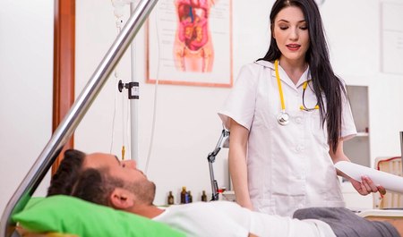 年轻女医生吸吮昏迷男子的阴茎并在工作中享受激情性爱