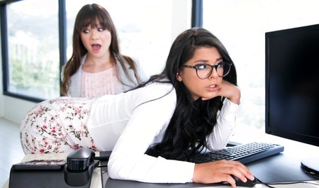 一个可爱的小妞没有和系统管理员发生性关系，而是说服一位年轻同事发生性关系