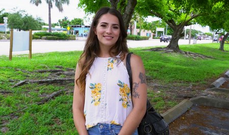 大胡子皮卡车爱好者在小巴上勾搭一名少女并和她做爱