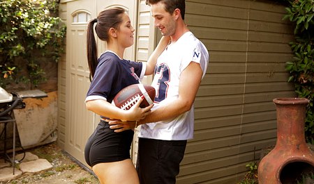 迷人的 Alina Lopez 放弃打橄榄球，选择和朋友发生性关系