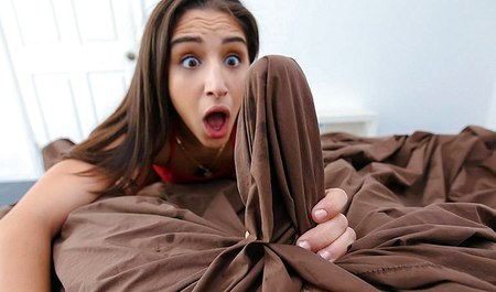 注意到继兄的大鸡巴并继续吮吸它