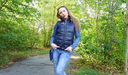 今天早上，这个男人勾搭了一位游客女孩，并在附近的灌木丛里操了她