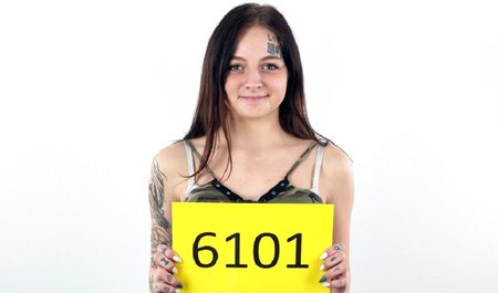 捷克女孩在试镜期间为经纪人口交并给他手淫