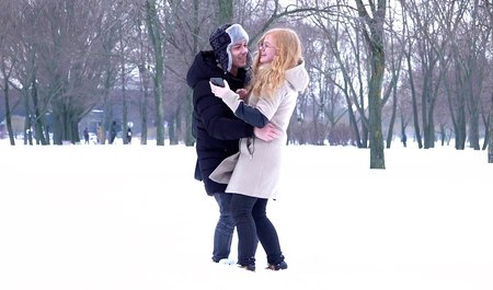 圣彼得堡一对年轻情侣在大学放学后赶往公寓做爱