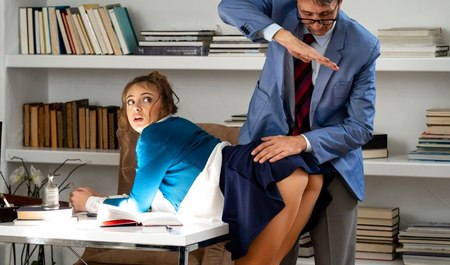 美丽的当地大学生在课堂上与她的老师进行精彩的性爱