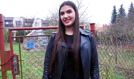 一位朋友没有来参加约会，所以一位美丽的黑发女郎为一位泡妞高手口交