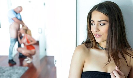 小妞邀请了她的朋友，并与她的母亲一起安排了一场集体色情活动