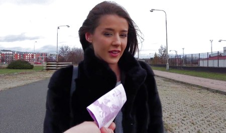 一名男子要求一名女孩在车里露出她的乳房并发生性关系以赚取金钱