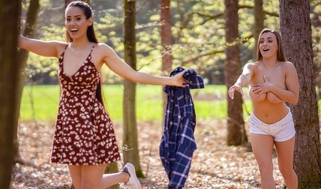 两个年轻女孩去树林里采摘浆果，然后回来进行女同性恋性行为