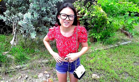 男人搭讪一位可爱的亚洲女孩，并在一辆小巴上与她进行跨种族色情