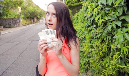 游客用丰厚的金钱引诱当地女孩在灌木丛中发生性关系