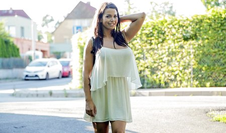 丰满年轻女子没有和朋友一起去旅行，而是在清新空气中发生性关系以换取金钱