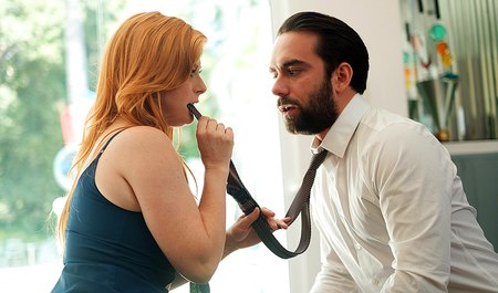 医生将红发佩妮·帕克斯的梦境解释为缺乏性生活，并对其进行治疗