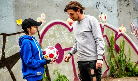 游客想勾搭俄罗斯小伙，却最终与女孩在大自然中发生性关系