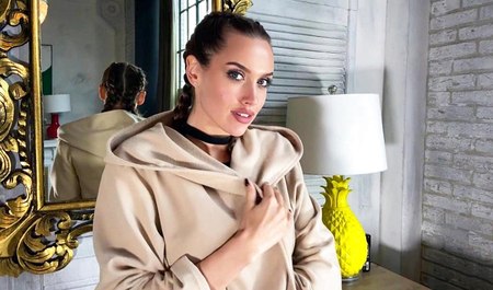 她几乎穿着睡衣就来了，并且狠狠地吸吮了一个男人的鸡巴