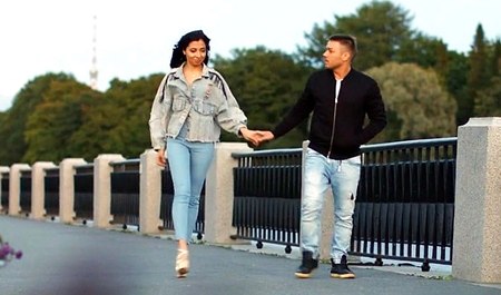 圣彼得堡一对情侣选择在男人的公寓里做爱，而不是在街上做爱