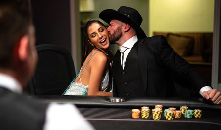 好友帮忙拿柠檬，但一夜情后，她却甩了大胡子好友